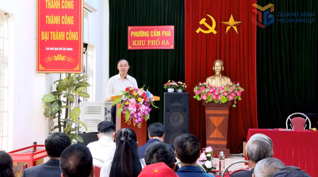 Đồng chí Chánh Văn phòng Tỉnh ủy dự và phát biểu tại buổi sinh hoạt tại Chi bộ khu Cẩm Trung 6A (phường Cẩm Phả),