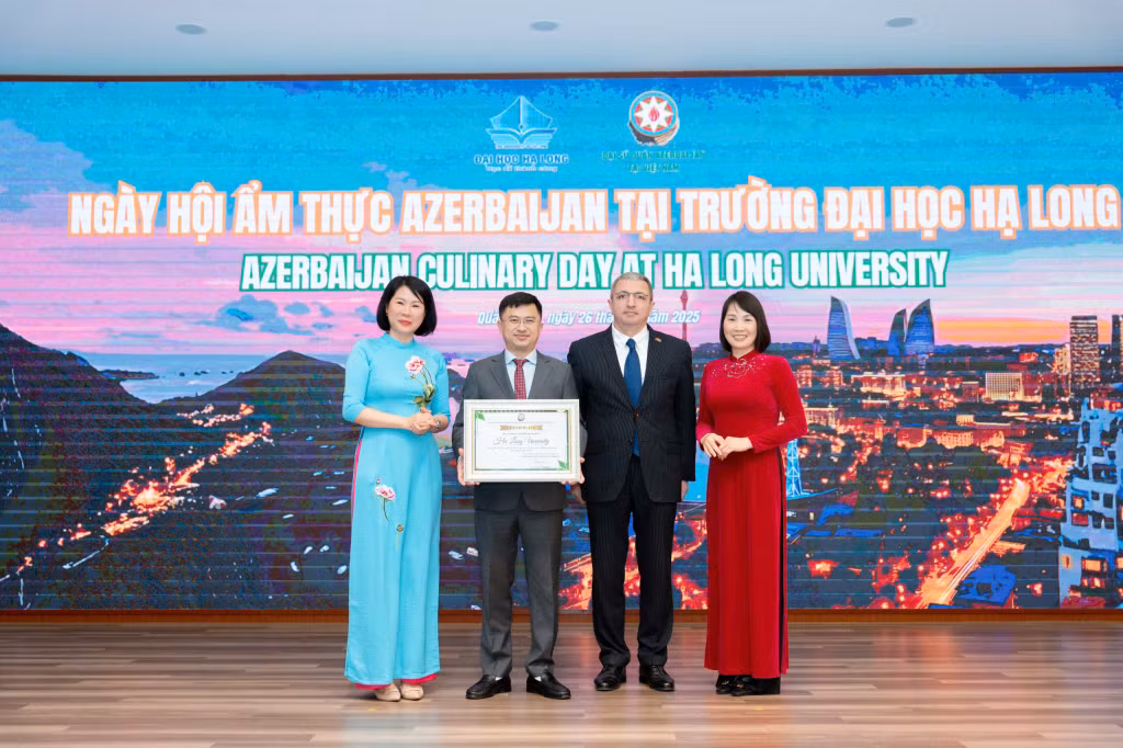 Đại sứ quán Azerbaijan trao chứng nhận tổ chức ngày hội cho Đại học Hạ Long.