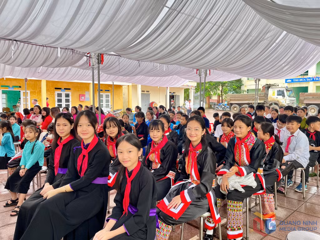 Niềm vui của học sinh Trường TH&amp;THCS Hoành Mô trong buổi lễ khởi công dự án.