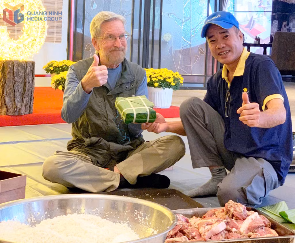 Du khách thích thú với chương trình gói bánh chưng ngày tết khi tới nghỉ dưỡng dịp cuối năm tại khách sạn Sài Gòn Hạ Long.