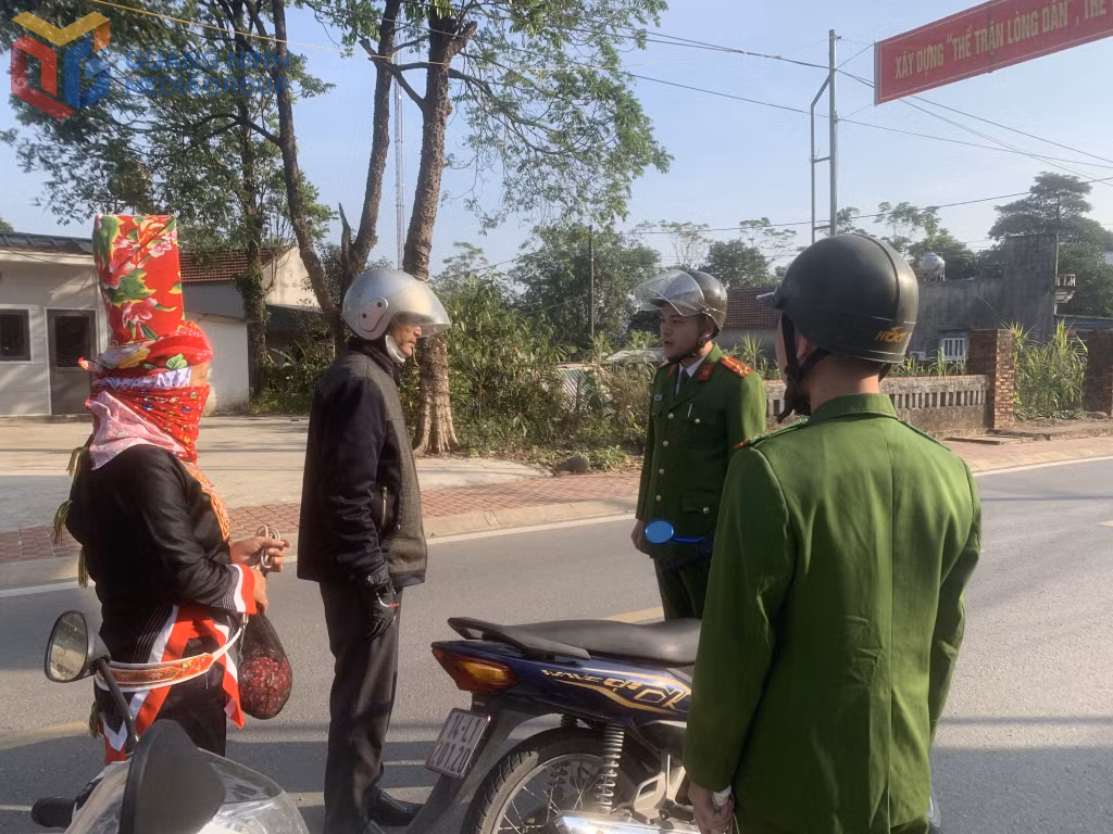 Lực lượng công an xã Đường Hoa cũng nhắc nhở người dân tham gia giao thông an toàn.