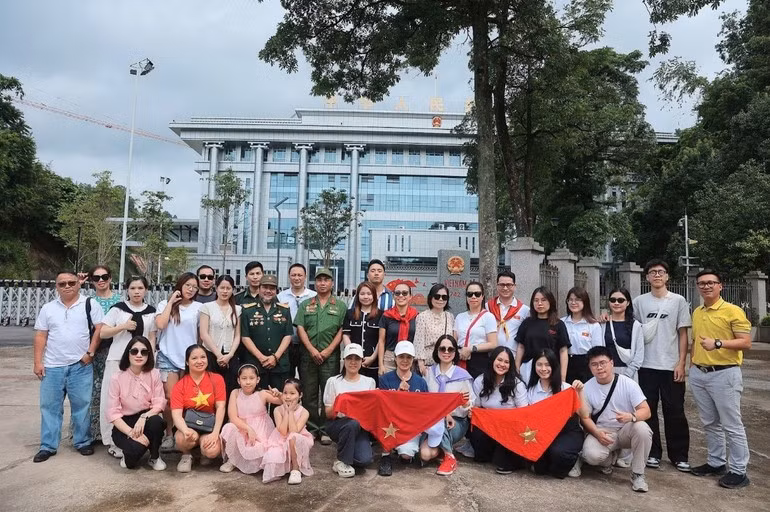 Đoàn khách Vietravel tại Đồn Biên phòng cửa khẩu quốc tế Trà Lĩnh, tỉnh Cao Bằng.