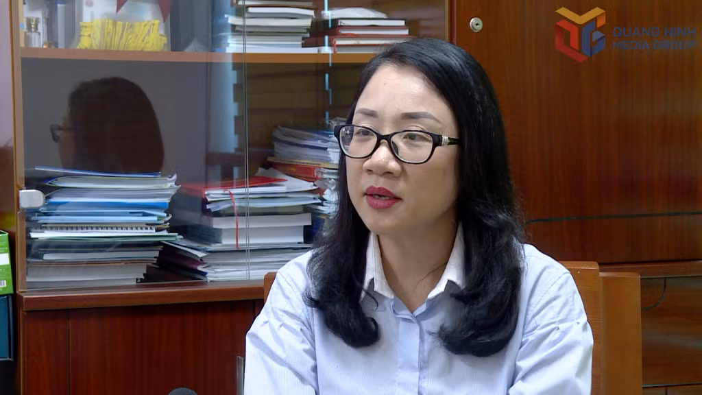Phó Giám đốc Sở GD&amp;ĐT Châu Hoài Thu trả lời phỏng vấn phóng viên Báo và Phát thanh, Truyền hình Quảng Ninh.