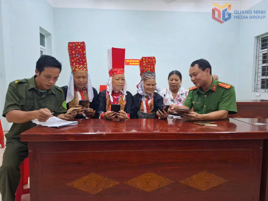 Công an xã Bình Liêu hướng dẫn bà con DTTS sử dụng các tiện ích trên ứng dụng VNeID.
