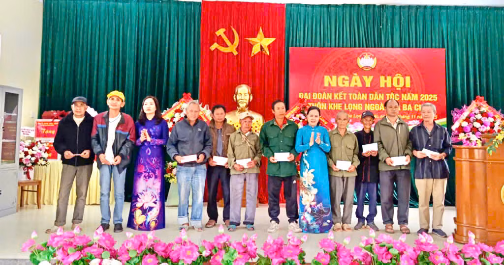 Các đồng chí lãnh đạo tặng quà cho các hộ có hoàn cảnh khó khăn trên địa bàn thôn.