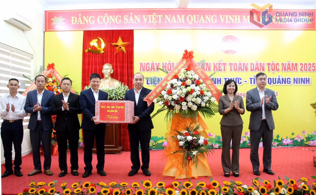 Các đồng chí lãnh đạo tỉnh tặng hoa chúc mừng Ngày hội đại đoàn kết toàn dân tộc tại xã Vĩnh Thực.