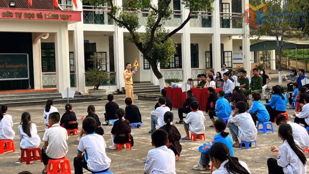 Trường TH&THCS Hải Sơn phối hợp với lực lượng chức năng tuyên truyền cho học sinh về công tác đảm bảo ATGT