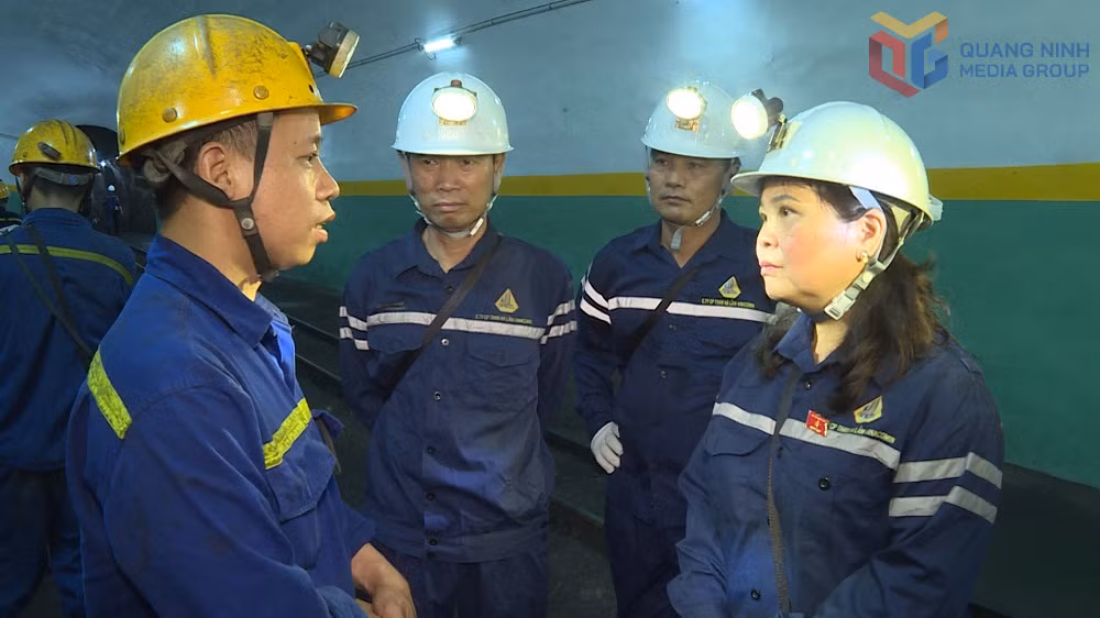Nữ đại biểu Quốc hội lắng nghe ý kiến người lao động Công ty CP Than Hà Lầm, tháng 6/2020. Ảnh: Thành Công