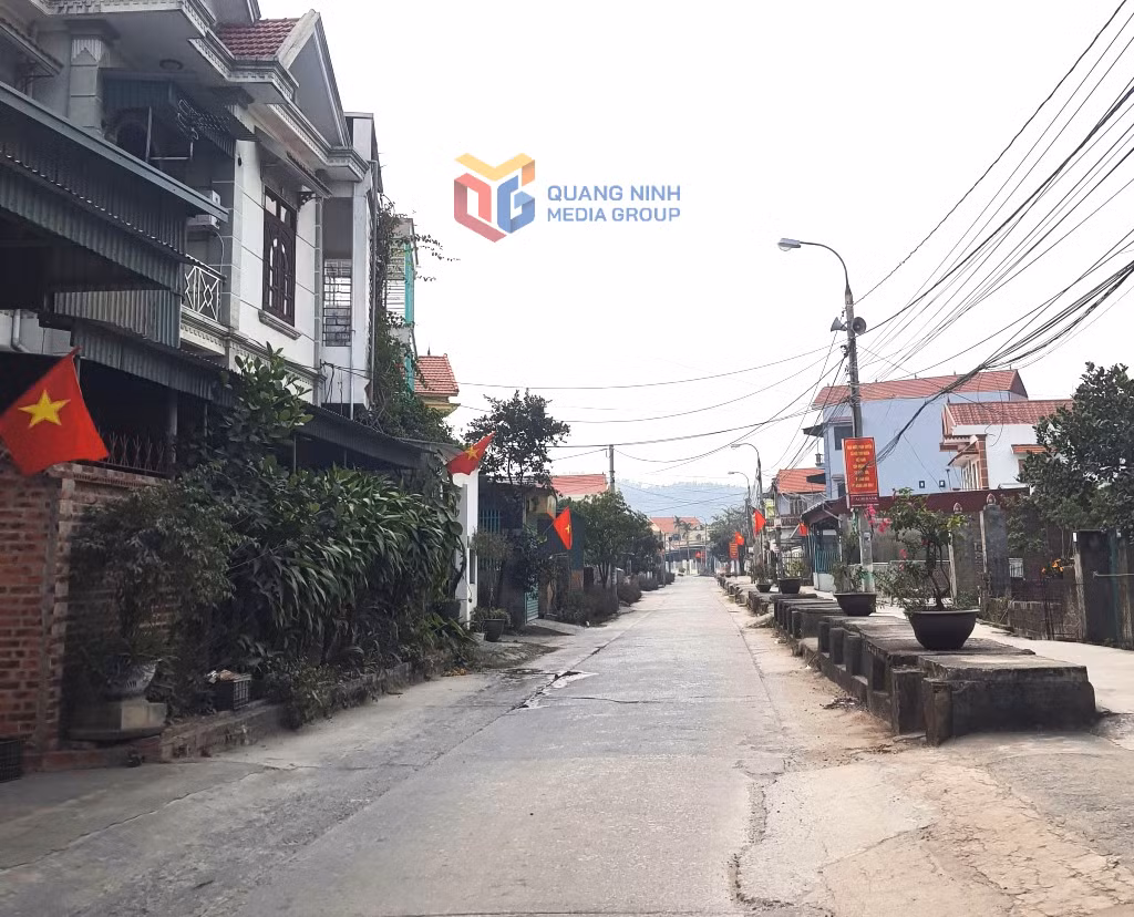 Tuyến mương của Trạm bơm có khoảng 400/700m xây cao hơn mặt đường gần 1m, tiềm ẩn nguy cơ mất ATGT.