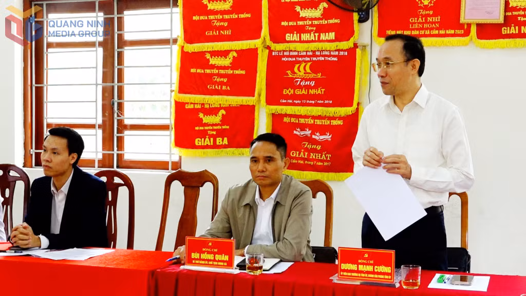 Đồng chí Dương Mạnh Cường, Uỷ viên Ban Thường vụ Tỉnh uỷ, Chánh Văn phòng Tỉnh ủy, phát biểu tại buổi sinh hoạt chi bộ thôn 2.