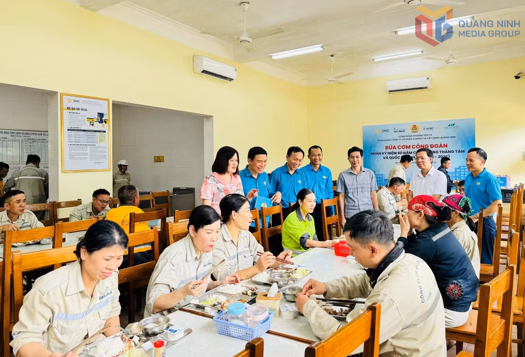 Bữa cơm công đoàn tại Công ty CP Xi măng và Xây dựng Quảng Ninh.