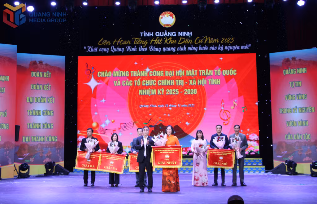 Ban Tổ chức trao giải Nhất toàn đoàn cho đội thi Đặc khu Vân Đồn.
