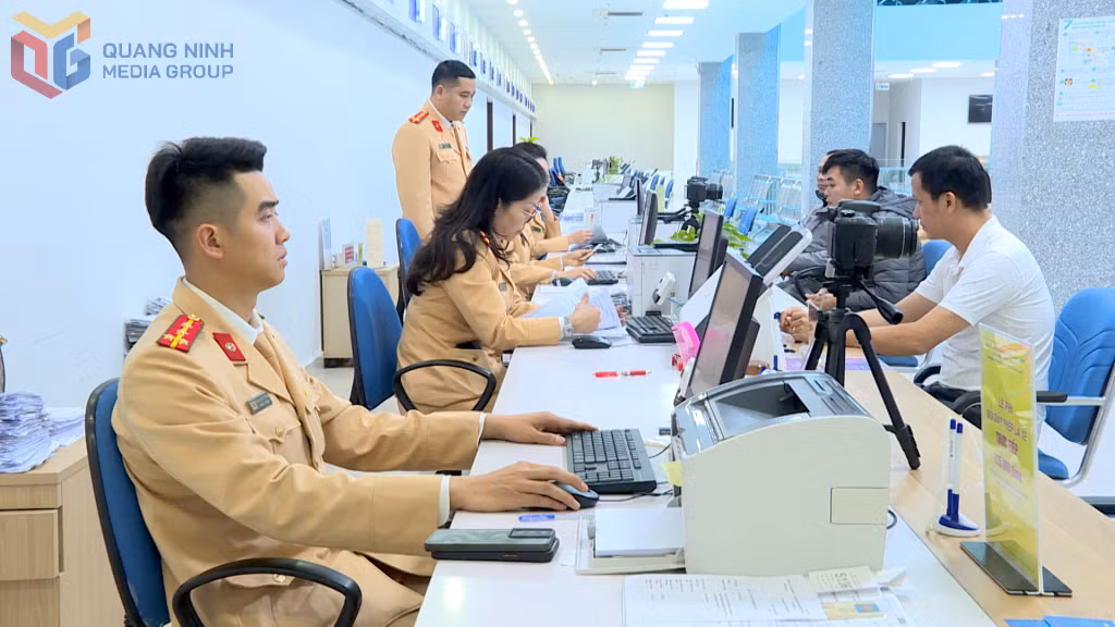 Cán bộ Phòng Cảnh sát giao thông hướng dẫn làm thủ tục cấp, đổi giấy phép lái xe tại Trung tâm Phục vụ hành chính công tỉnh.