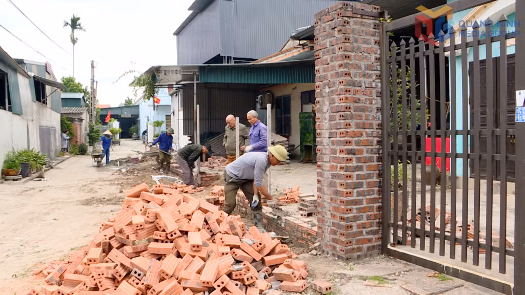 Ngay sau khi các hộ dân hiến đất, hiến vật kiến trúc, Khu Đạm Thủy đã tiến hành xây lại tường rào cho các hộ dân.