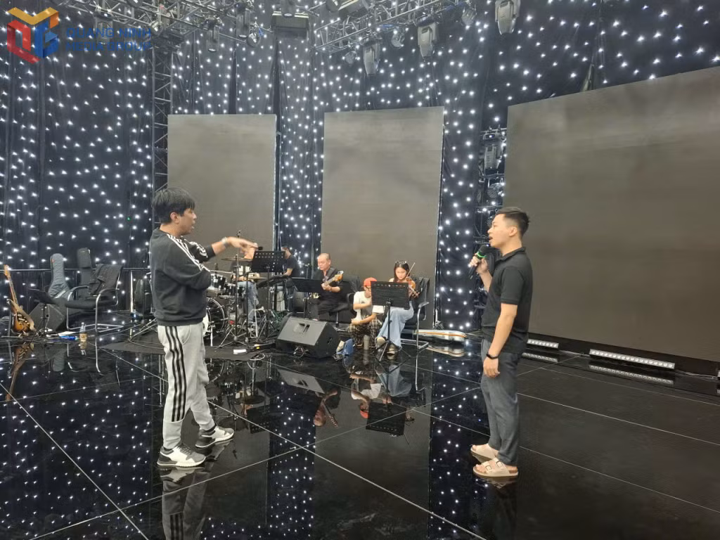 Ca sĩ Tuấn Anh tập luyện cùng học trò.