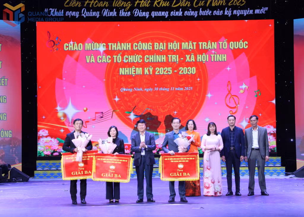 Ban Tổ chức trao giải Ba cho các đội thi 