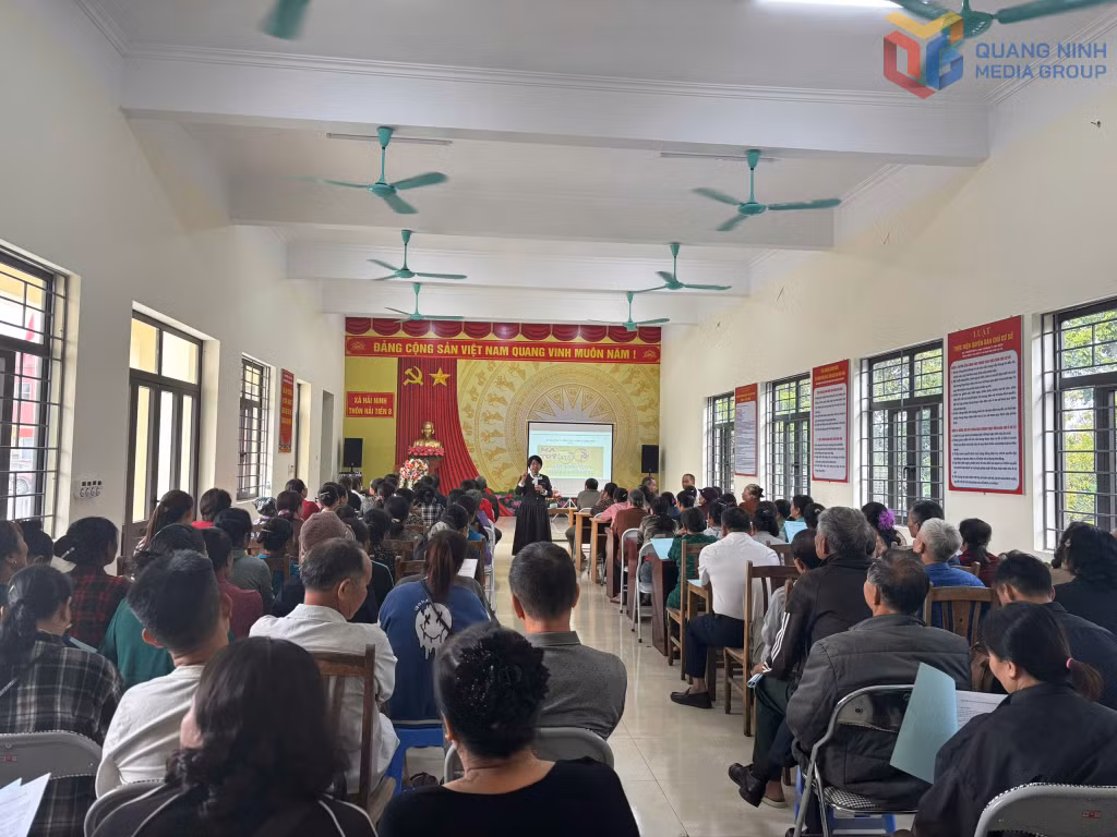 Cán bộ Sở Dân tộc và Tôn giáo tuyên truyền pháp luật về ma tuý cho người dân các dân tộc tại xã Hải Ninh. 
