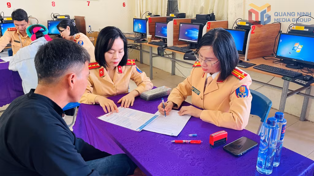 Các thí sinh là đồng bào DTTS hạn chế kỹ năng đọc viết tham gia sát hạch lý thuyết bằng hình thức vấn đáp; 1 sát hạch viên được phân công đọc câu hỏi cho thí sinh.