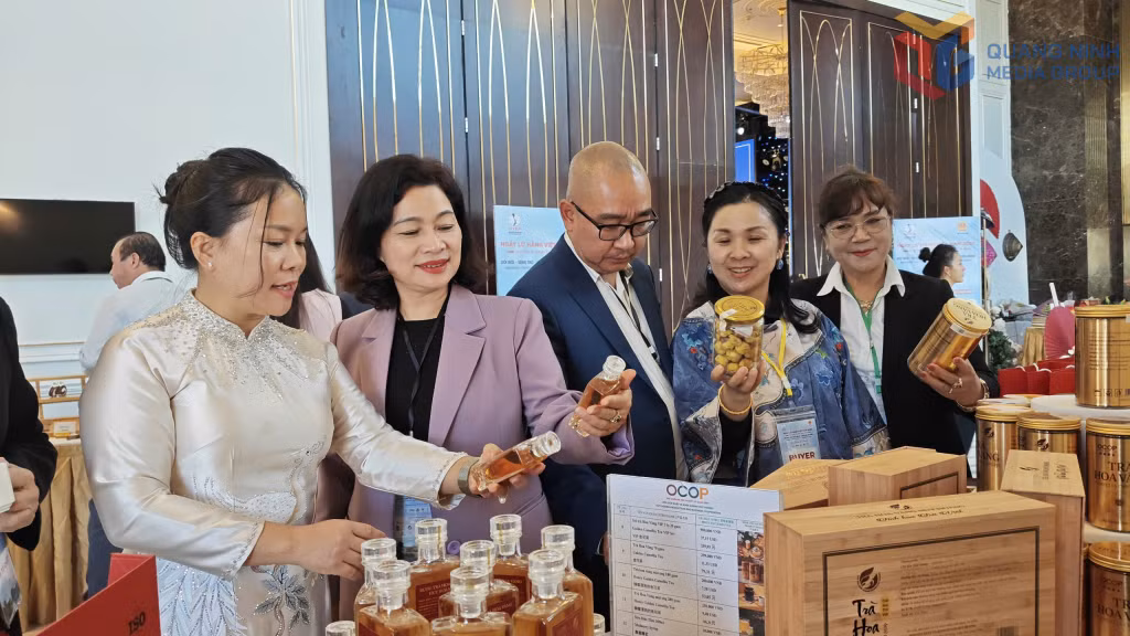 HTX Sản xuất và Kinh doanh Huy Hoàng giới thiệu các sản phẩm OCOP tại sự kiện "Ngày Lữ hành Việt Nam 2025".