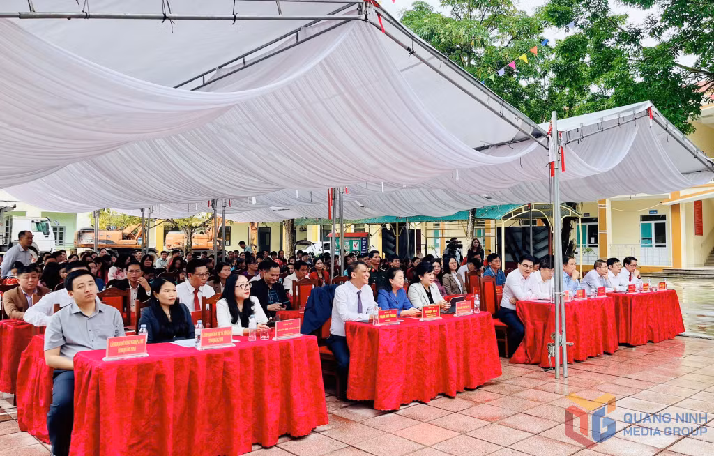 Quang cảnh lễ khởi công.