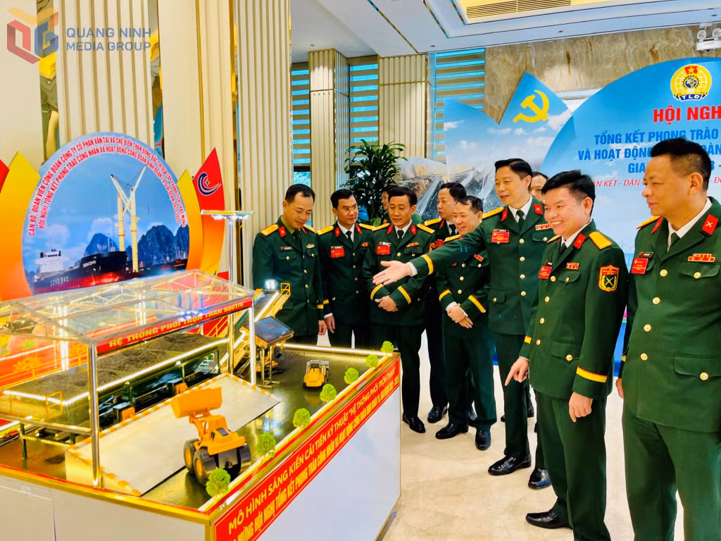 Các đại biểu tham quan mô hình sáng kiến cải tiến kỹ thuật hệ thống phối trộn than.
