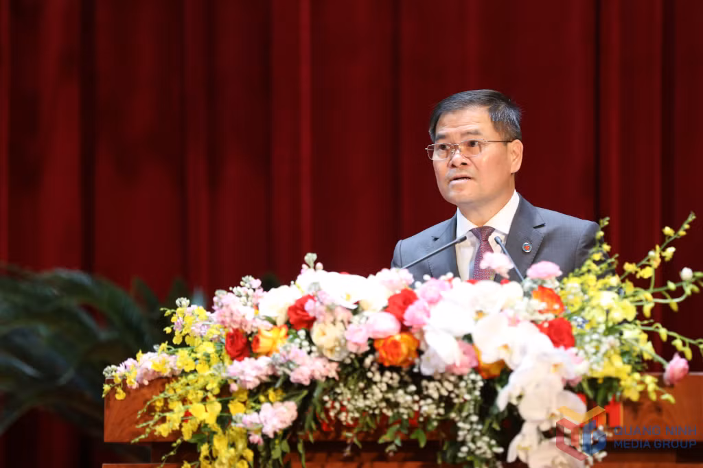 Đồng chí Bùi Văn Khắng, Phó Bí thư Tỉnh ủy, Chủ tịch UBND tỉnh phát biểu chúc mừng Đại hội.