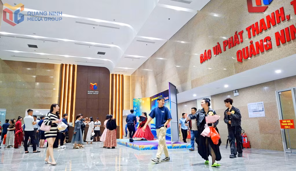 Trường quay S8 trụ sở Báo và Phát thanh, Truyền hình Quảng Ninh tối ngày 8/11 sôi động trong đêm Bán kết đầu tiên với đông đảo ca sĩ, người hâm mộ, khán giả tới thưởng thức và cổ vũ.