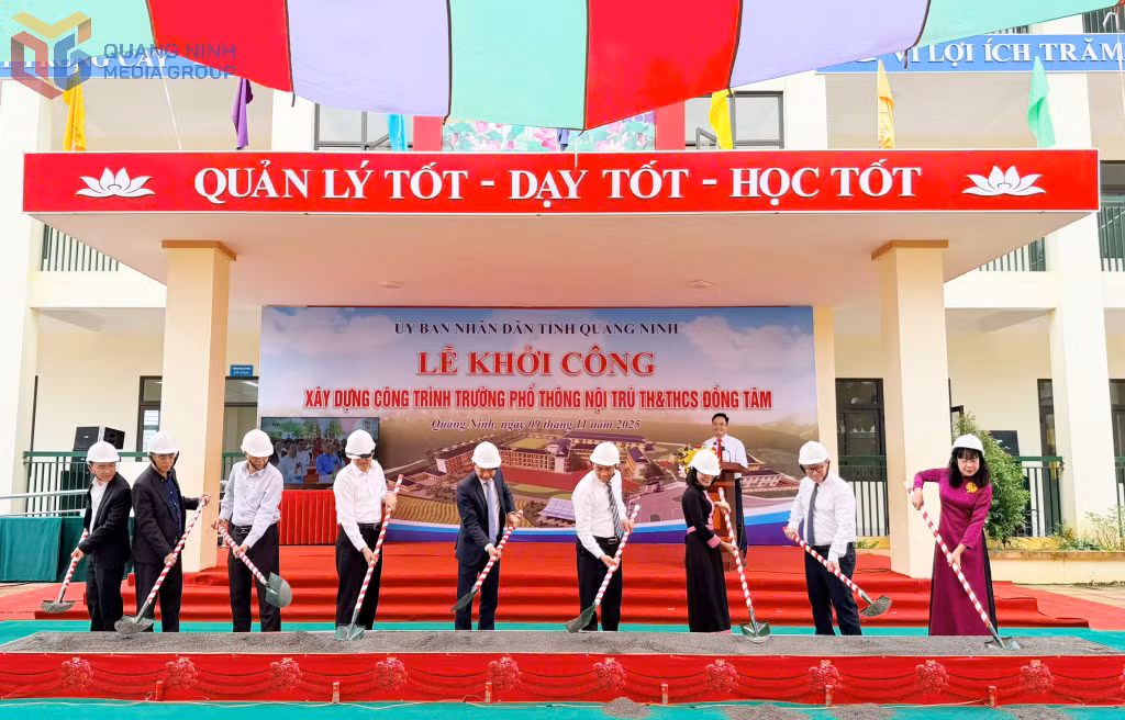 Các đại biểu khởi công công trình.