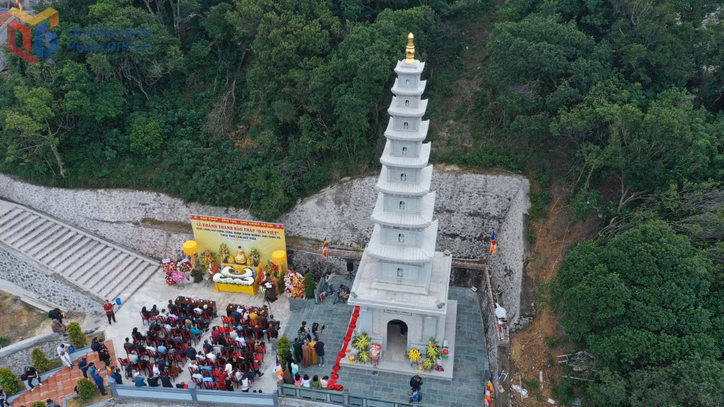 Bảo tháp “Đại Việt” cao 17,9 mét, gồm 9 tầng, chế tác hoàn toàn từ đá Granit nguyên khối, theo phong cách kiến trúc thời Trần