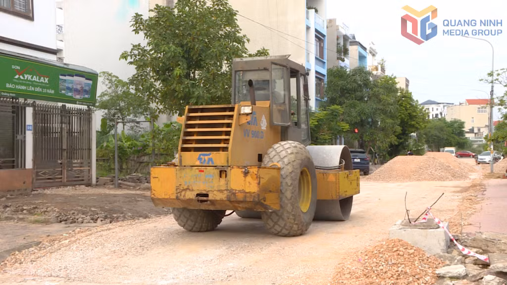 Thi công nâng cốt nền, xử lý ngập úng tại Khu đô thị Vựng Đâng, phường Cao Xanh. Ảnh: Lê Nam