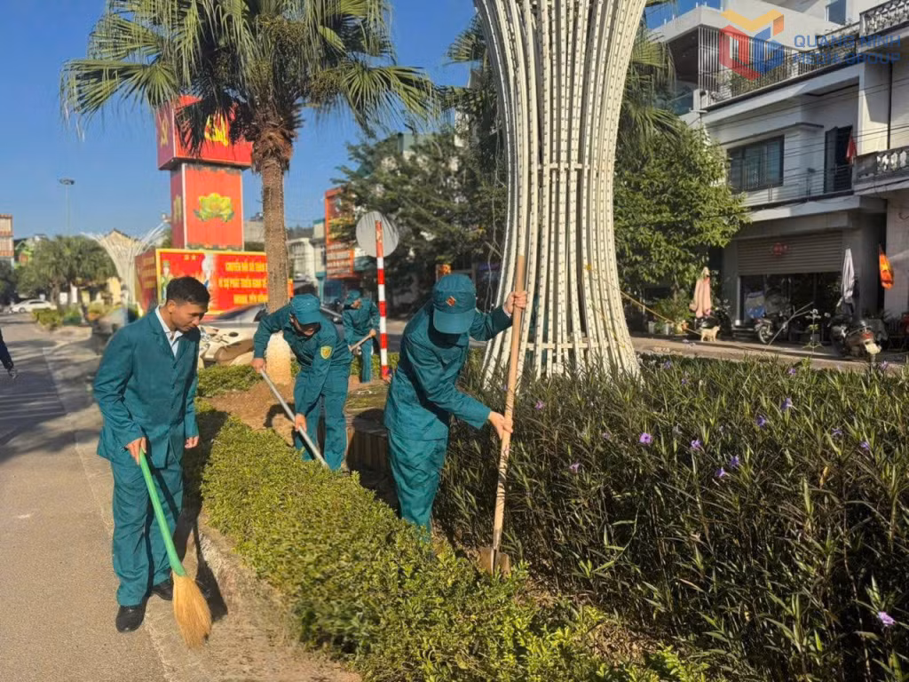 Lực lượng vũ trang xã Ba Chẽ tham gia dọn dẹp vệ sinh môi trường khu dân cư.