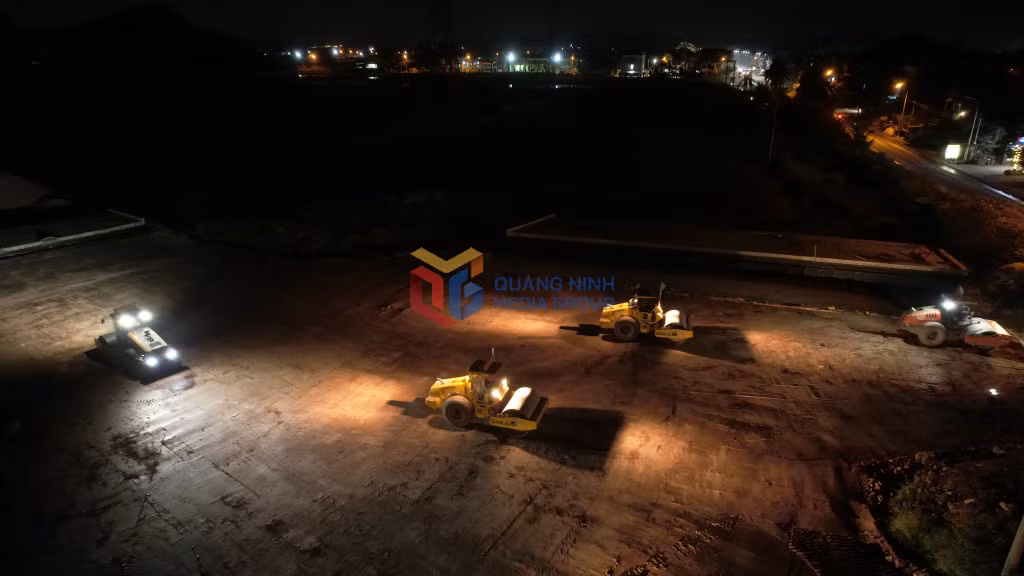 Các mũi thi công nền đường lớp đất K95, K98 và xa khu vực dân cư được ưu tiên thi công 4 kíp liên tục 24/24h