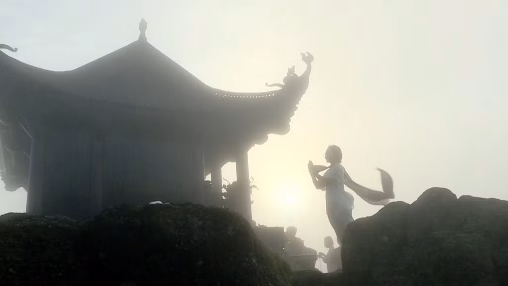 Du khách trải nghiệm đón bình minh trên đỉnh chùa Đồng.