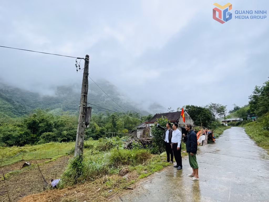 Chính quyền xã Đường Hoa kiểm tra hiện trạng tuyến đường điện tại thôn Mảy Nháu.