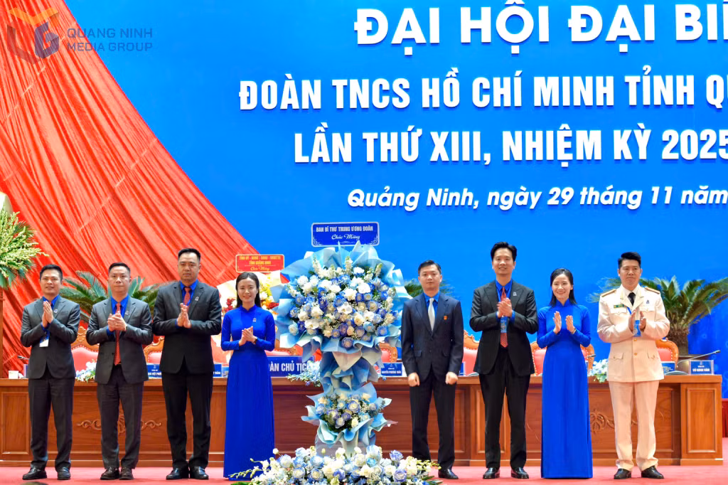 Đồng chí Nguyễn Minh Triết, Bí thư Ban Chấp hành Trung ương Đoàn, Chủ tịch Trung ương Hội Sinh viên Việt Nam tặng hoa chúc mừng Đại hội.