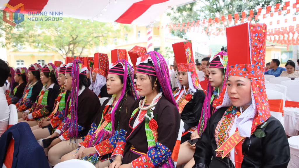 Các vị phụ huynh tới dự lễ khởi công.