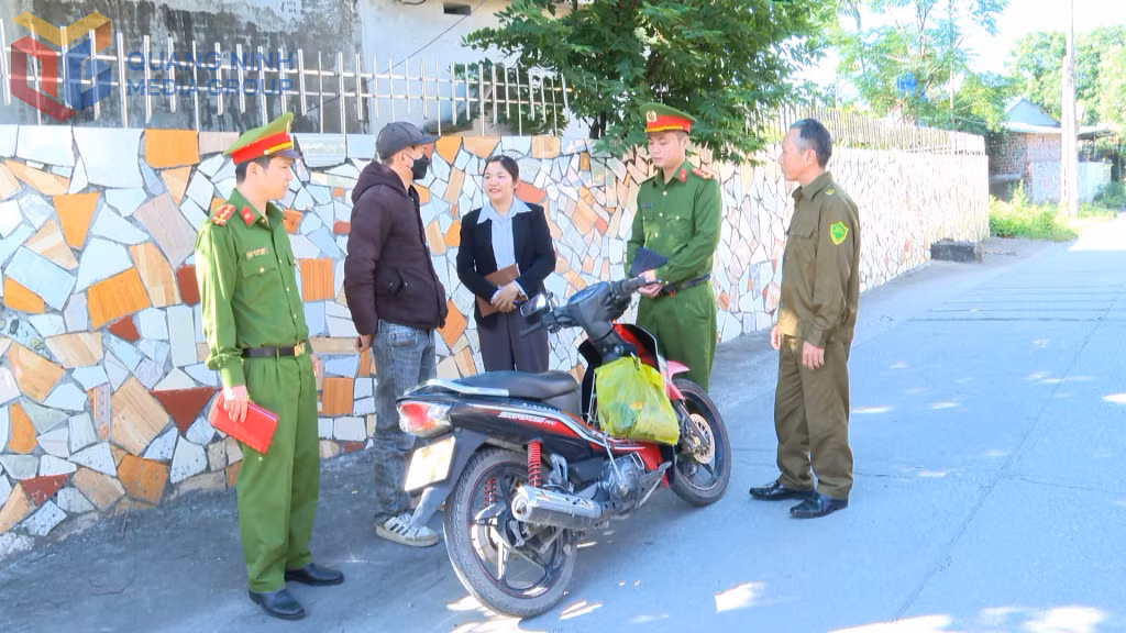 Lực lượng chức năng nhắc nhở, tuyên truyền cho người dân tham gia giao thông trên địa bàn khu Vĩnh Lâm 3, phường Mạo Khê.