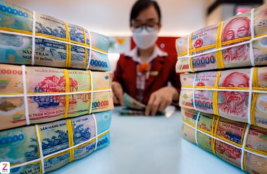 Lãi suất gửi tiết kiệm cho khách hàng cá nhân đang nhích tăng tại nhiều ngân hàng tư nhân. Ảnh: Nam Khánh.