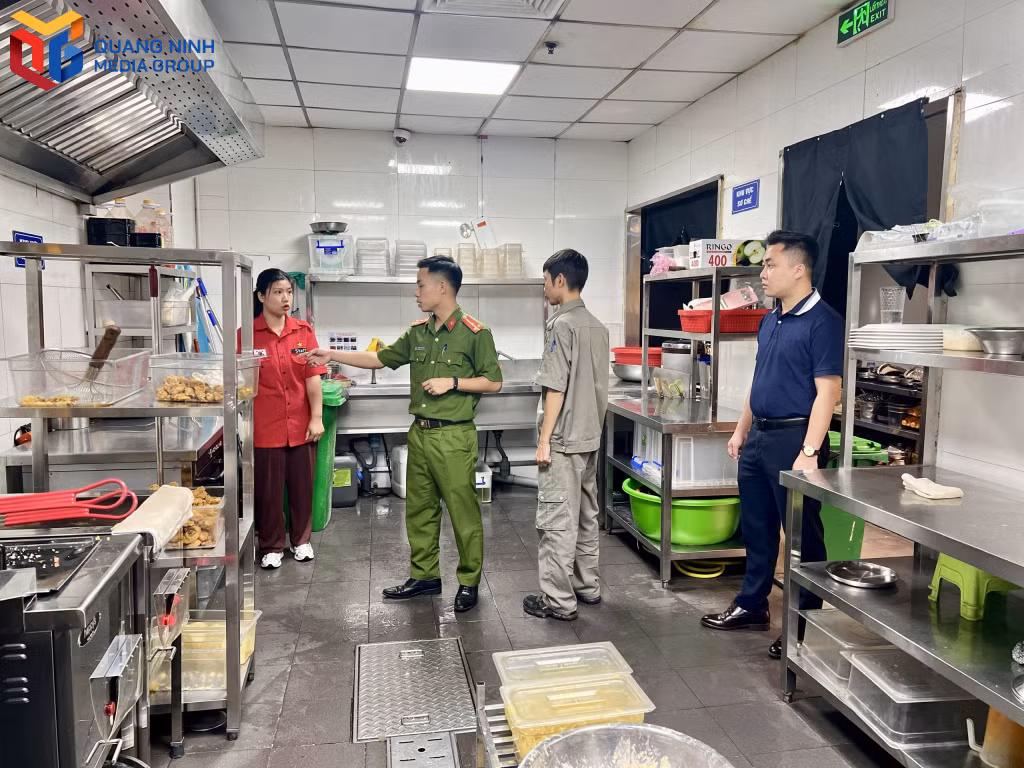 Cán bộ cảnh sát PCCC&CNCH kiểm tra công tác PCCC tại khu bếp của Nhà hàng Dookki, TTTM Vincom Center Hạ Long.