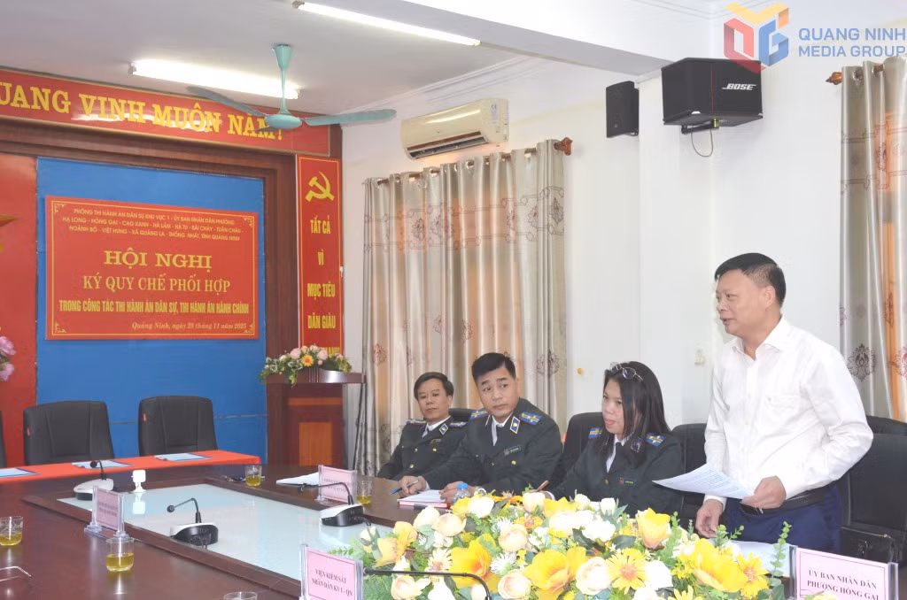Lãnh đạo phường Hạ Long trao đổi tại buổi ký kết quy chế thi hành án dân sự khu vực 1.