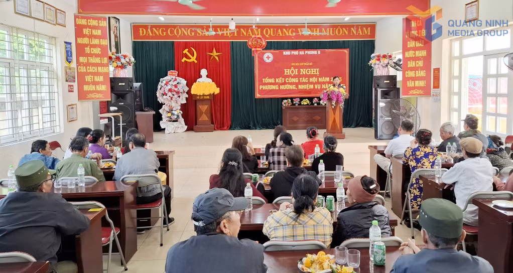 CCB Nguyễn Văn Bội, Bí thư Chi bộ, Trưởng Khu phố Hà Phong 8 (phường Hà Tu) phát biểu tại hội nghị tổng kết công tác Chi Hội Chữ thập đỏ Khu phố Hà Phong 8 tháng 11/2025.
