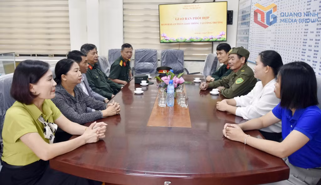 Giao ban phối hợp đảm bảo an toàn giao thông tại khu vực cổng trường giữa Hội CCB phường Hà Tu và Trường TH&THCS Hà Tu năm học 2025-2026.
