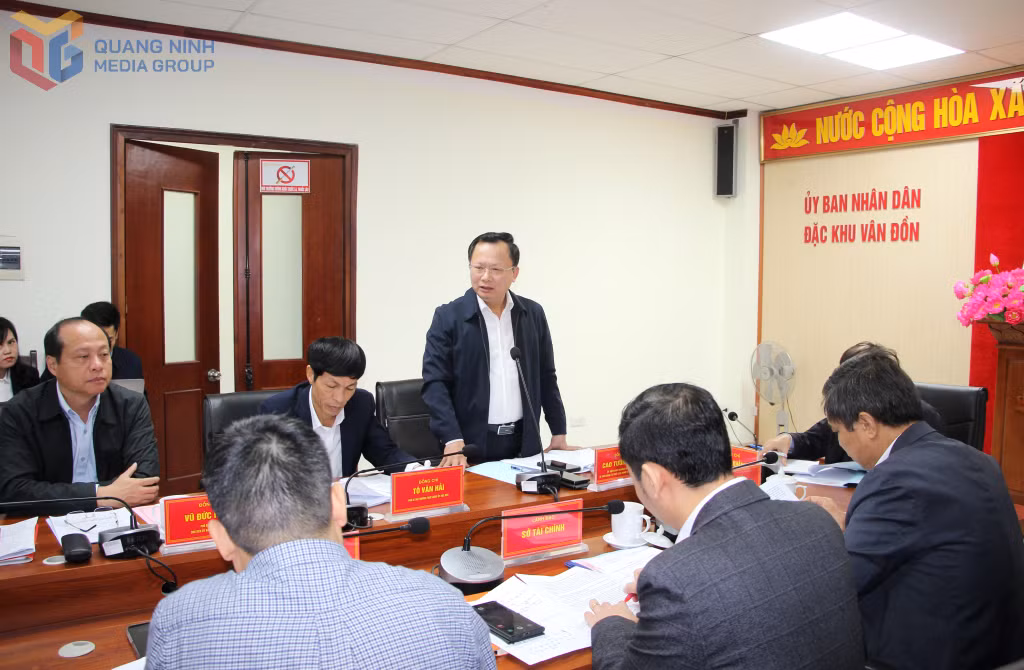 Đồng chí Cao Tường Huy, Ủy viên BTV Tỉnh ủy, Bí thư Đảng ủy, Chủ tịch HĐND đặc khu Vân Đồn, phát biểu tại buổi làm việc.