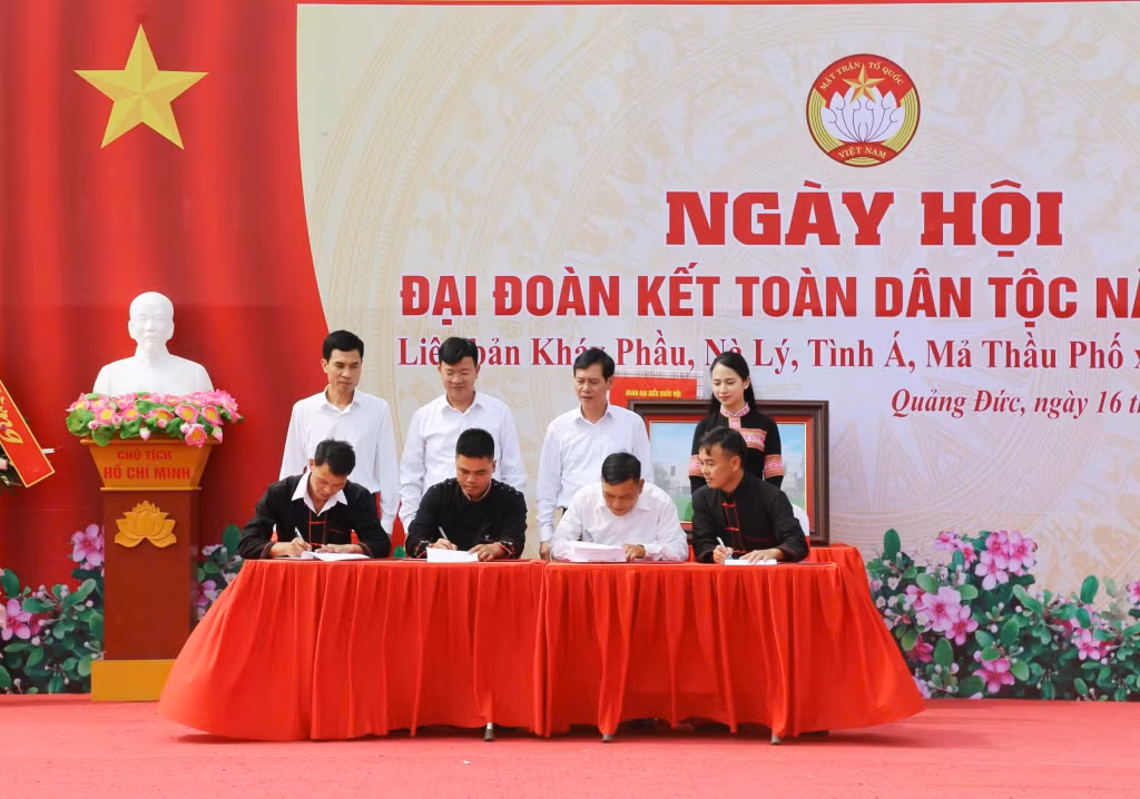 Đại diện các thôn, bản xã Quảng Đức ký giao ước thi đua trong Ngày hội Đại đoàn kết.