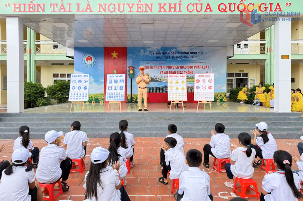 Ngoại khóa tuyên truyền, phổ biến, giáo dục pháp luật về ATGT tại Trường Tiểu học Bình Khê, tháng 10/2025.