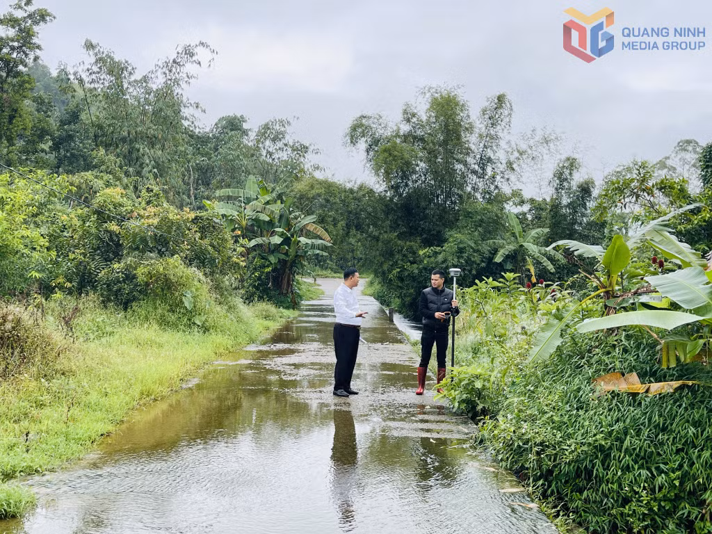 Địa phương phối hợp với đơn vị tư vấn khảo sát thực địa, đánh dấu các vị trí đường tràn thôn Quảng Mới (xã Đường Hoa).
