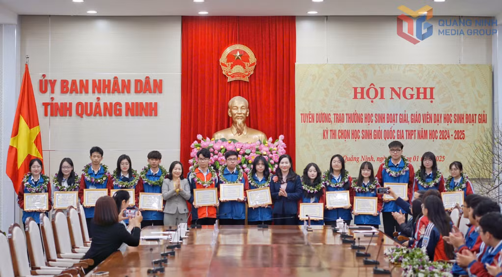 Bùi Quỳnh Hương (thứ 4 từ phải sang) cùng các học sinh được các đồng chí lãnh đạo tỉnh tuyên dương, khen thưởng sau kỳ thi chọn Học sinh giỏi Quốc gia THPT năm học 2024-2025.