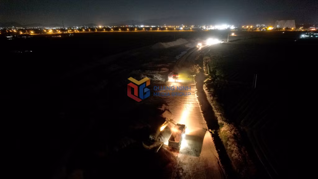 Để đảm bảo tiến độ thi công, các gói thầu dự án đường ven sông đoạn từ đường tỉnh 338 đến cổng tỉnh đều đã bổ sung thêm các mũi thi công ca đêm