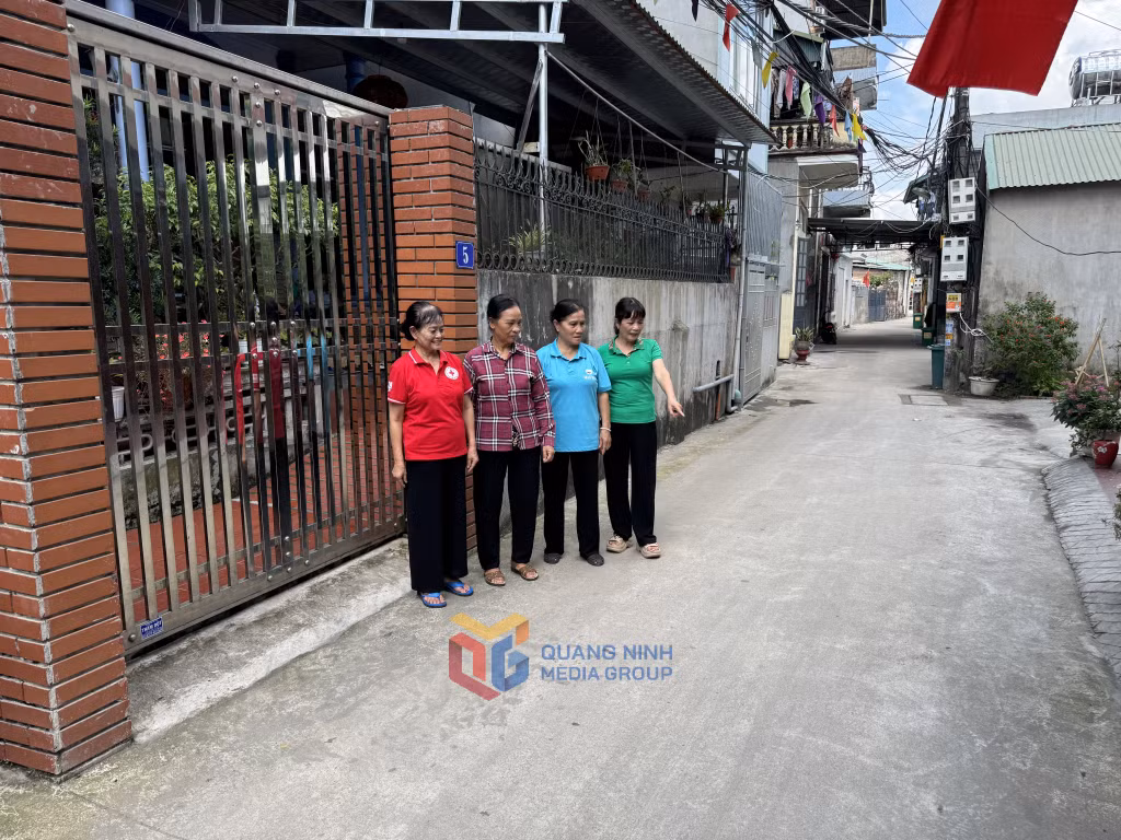 Tuyến đường qua tổ 4, khu phố Hà Lầm 5 (phường Hà Lầm) được mở rộng, bê tông hóa tạo điều kiện cho người dân đi lại thuận lợi.