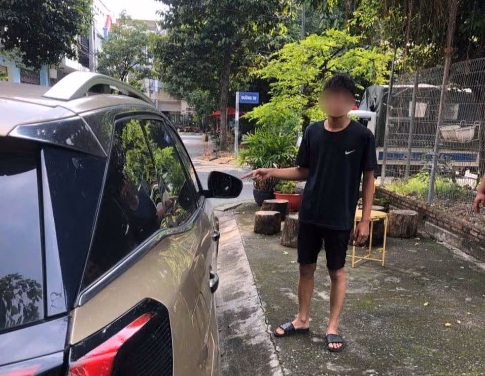 Nhiều gương chiếu hậu ô tô bị đối tượng lấy trộm. Ảnh: Công an cung cấp